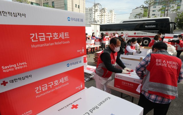 적십자사 자원봉사자들이 긴급구호세트 1000개를 제작하고 있다.
