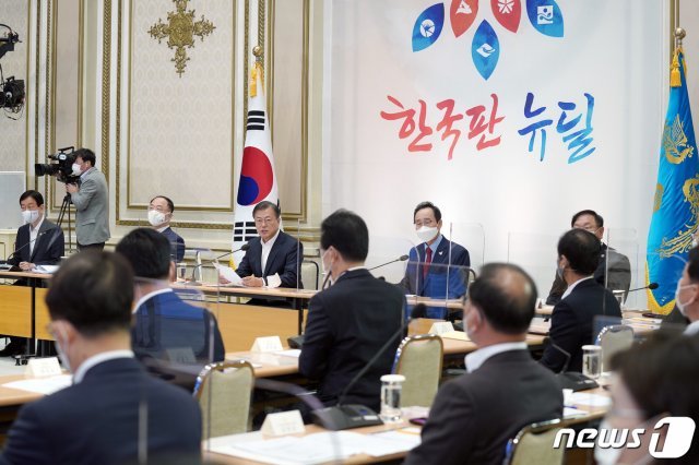 문재인 대통령이 13일 청와대 영빈관에서 열린 ‘제2차 한국판 뉴딜 전략회의’를 주재하고 있다. 2020.10.13/뉴스1 © News1