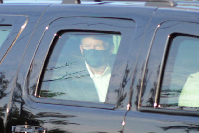 4일(현지 시간) 코로나19에 감염돼 입원 중이던 도널드 트럼프 미국 대통령이 메릴랜드주 베세즈다의 월터 리드 군 병원 밖으로 차를 타고 나오는 모습. 베세즈다=AP 뉴시스