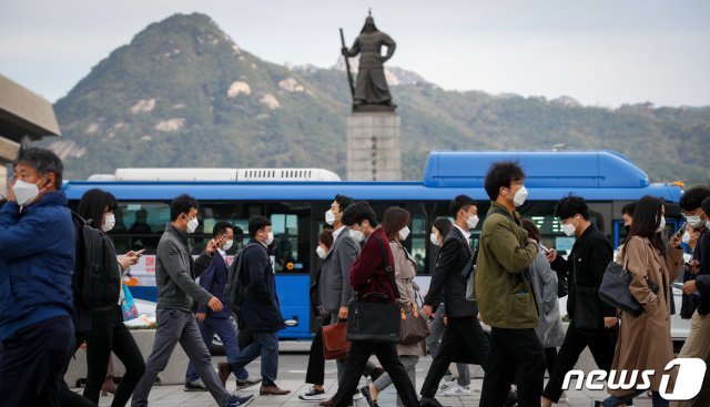 서울 아침 최저 기온이 8도까지 떨어지며 쌀쌀한 날씨를 보인 13일 오전 서울 광화문 네거리에서 시민들이 출근하고 있다. 2020.10.13 © News1