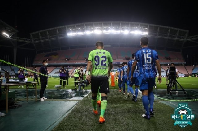 K리그1 우승을 다투는 울산현대와 전북현대, 전북과 울산은 FA컵 결승에서도 충돌한다. (한국프로축구연맹 제공)