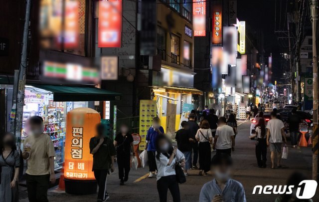 서울 마포구 홍대거리에서 시민들이 길을 거닐고 있다. 2020.8.19 © News1