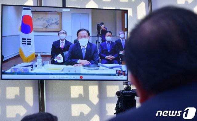 이수혁 주미대사가 12일 서울 여의도 국회에서 열린 외교통일위원회의 주미대사관 등에 대한 국정감사에서 의원들의 질의에 답변하고 있다. 이날 주미대사 국정감사는 코로나19 예방을 위해 화상으로 진행되었다. 해외 공관과 화상연결 국감은 헌정사상 처음이다. 2020.10.12/뉴스1 © News1