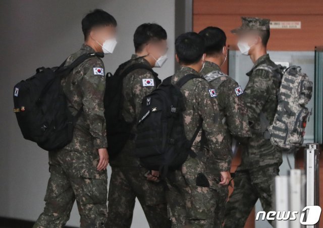 12일 서울역 대합실에서 휴가 나온 군 장병들이 이동하고 있다. 2020.10.12/뉴스1 © News1