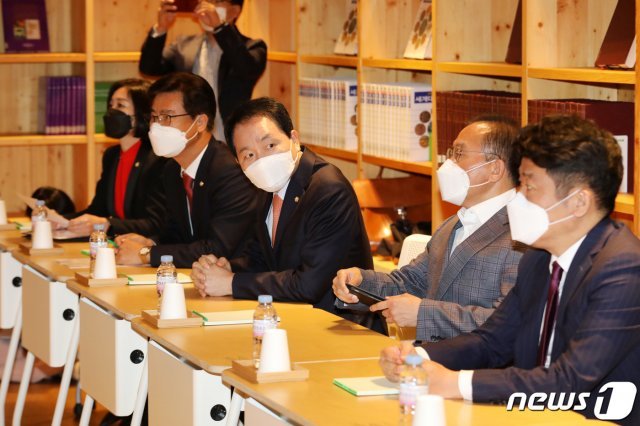 성일종 국민의힘 의원을 비롯한 포털공정대책특별위원회 위원들이 14일 오전 경기도 성남시 분당구 네이버 본사를 방문해 쇼핑 ·뉴스 검색 알고리즘 조작 의혹에 대한 간담회를 위해 착석하고 있다. © News1