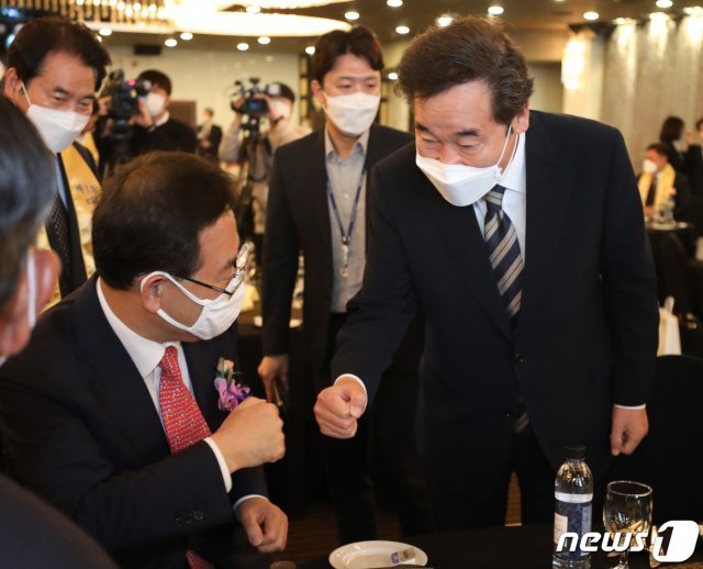 이낙연 더불어민주당 대표와 주호영 국민의힘 원내대표가 14일 오전 서울 여의도 CCMM빌딩에서 열린 1회 대한민국 헌정대상 자치행정부문 시상식에서 인사하고 있다. 2020.10.14/뉴스1 © News1