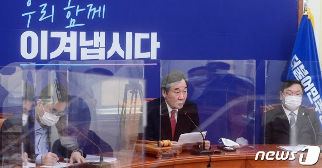 이낙연 더불어민주당 대표가 12일 오전 서울 여의도 국회에서 열린 최고위원회의에서 발언하고 있다. 2020.10.12/뉴스1 © News1
