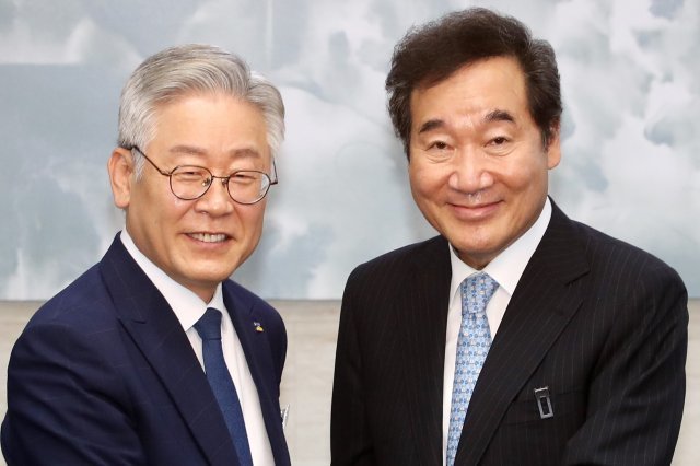 이재명 경기도지사(왼쪽)와 이낙연 더불어민주당 대표. 사진=뉴스1