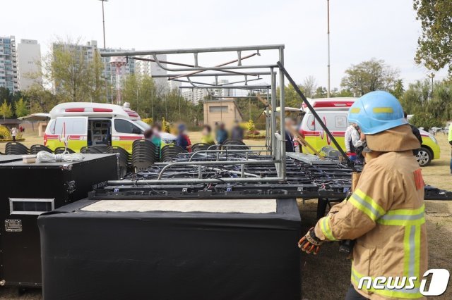 14일 오후 1시32분께 인천시 부평구 산곡동 미군부대 캠프마켓 행사장에서 전광판이 전도돼 인근에 있던 시민 1명이 크게 다치고 5명이 경상을 입어 신고를 받고 출동한 소방대원들이 구조작업을 벌이고 있다.(인천소방본부 제공)2020.10.14/뉴스1 © News1