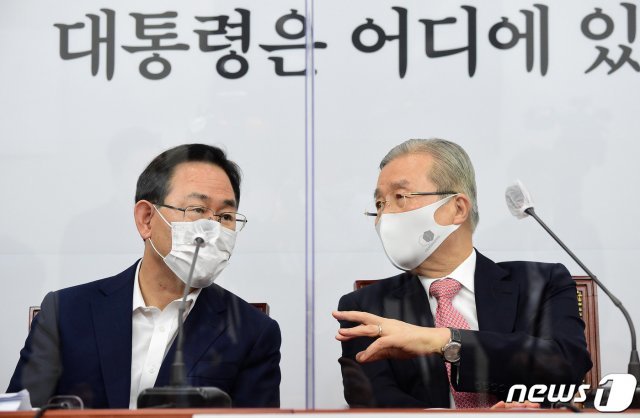 김종인 국민의힘 비상대책위원장과 주호영 원내대표가 12일 서울 여의도 국회에서 열린 비상대책위원회의에서 대화를 나누고 있다. 2020.10.12/뉴스1 © News1