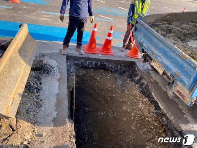 14일 오전 11시쯤 부산 해운대구 우동의 한 교차로에서 깊이 1.5~2m, 폭 1m에 달하는 구멍이 발생했다.2020.10.14.(부산경찰청 제공) © 뉴스1