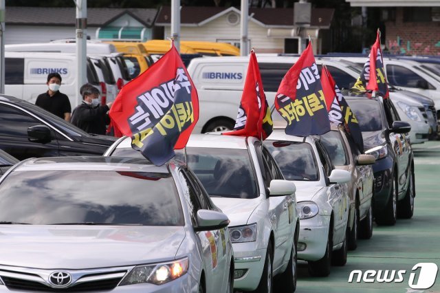 ‘새로운한국을위한국민운동’ 회원들이 26일 서울 마포구 유수지 주차장에서 아들의 군 휴가 연장과 관련해 부적절한 청탁이나 민원 전화를 했다는 의혹을 받고 있는 추미애 법무부장관 사퇴 촉구 차량 행진을 준비하고 있다. 2020.9.26/뉴스1 © News1