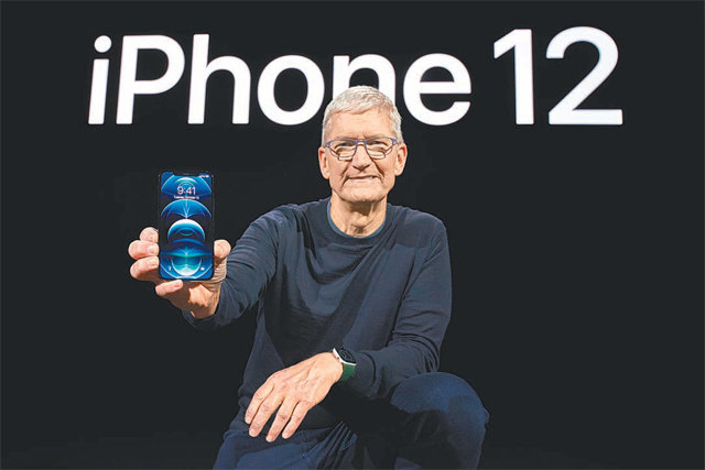 팀 쿡 애플 최고경영자(CEO)가 13일(현지 시간) 미국 캘리포니아주 쿠퍼티노 애플파크에서 진행된 ‘애플 스페셜 
이벤트’에서 신제품 아이폰12를 들고 소개하고 있다. 애플의 첫 5세대(5G) 이동통신 스마트폰인 아이폰12 시리즈는 네 가지 
모델로 출시됐다. 애플코리아 제공