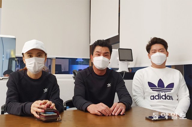 울산 주상복합 화재에서 헌신적인 노력으로 이웃들을 구한 ‘2802호 가족’ 구창식 씨(가운데)와 부인 장현숙 씨(왼쪽), 아들 모선 씨가 11일 임시 숙소 로비에 앉아 있다. 포스코 청암재단은 14일 가장 구 씨를 ‘포스코 히어로즈’로 선정했다. 구 씨 측은 청암재단에서 제공하는 장학금을 전액 기부할 계획이다. 울산=김태성 기자 kts5710@donga.com