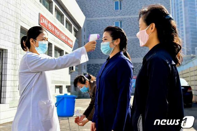 북한 노동당 기관지 노동신문은 13일 신종 코로나바이러스 감염증(코로나19) 방역 사업이 ‘80일 전투’ 승리의 선차적인 사업이라고 밝혔다. (평양 노동신문=뉴스1)