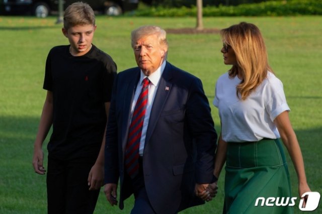 도널드 트럼프 미국 대통령(가운데)와 멜라니아 여사(오른쪽), 두 부부의 아들 배런 트럼프(왼쪽). 출처= 뉴스1