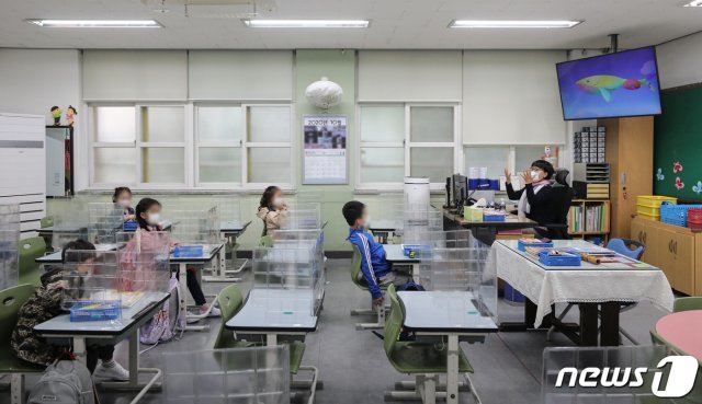 서울 중구의 한 초등학교에서 지난 13일 학생들이 수업을 받고 있다. /뉴스1 © News1
