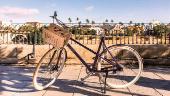 라이프스타일 자전거 브랜드 ‘벨로소피(Velosophy)’와 네스프레소 커피 캡슐 300개를 재활용해 만든 자전거 ‘리:사이클(RE:CYCLE)’.