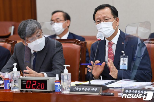 김종갑 한국전력공사 사장이 15일 오전 서울 여의도 국회에서 열린 산업통상자원중소벤처기업위원회의 한국전력공사, 한국수력원자력, 한국남동발전 등에 대한 국정감사에서 의원들의 질의에 답변하고 있다. 2020.10.15/뉴스1 © News1