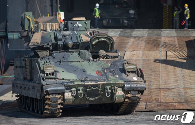 15일 부산항에 도착한 미 육군 제3보병사단 예하 제1기갑여단 장비.(미8군 제공)© 뉴스1