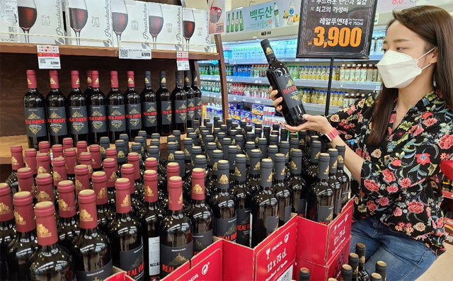 롯데마트가 6월 3900원 초저가로 선보인 스페인산 레알 푸엔테 와인. 롯데마트 제공