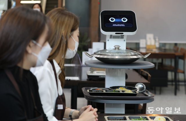 ‘주문하신 메뉴가 도착했습니다’ 로봇이 음식을 배달하는 시대를 상상해 보셨나요?