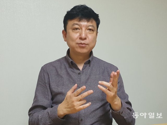 황상혁 전 김원균명칭음악종합대학 교수가 지난 주 기자와 만나 북한 음악에 대해 설명하고 있다. 주성하 기자 zsh75donga.com