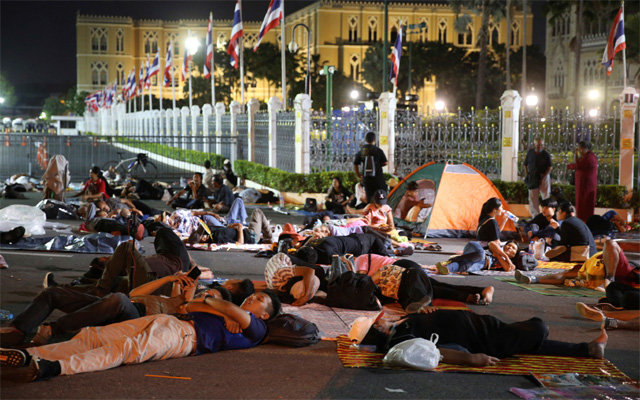 태국 정부청사 앞에 드러누운 시위대 15일 새벽 태국 방콕에서 왕실 개혁을 요구하는 반정부 시위대가 정부청사 앞 
길가에 누워 도로를 점거하고 있다. 이날 태국 정부는 5인 이상의 집회 금지를 골자로 하는 긴급조치를 내렸다. 시위대 역시 이에 
맞서 대규모 시위를 이어갈 뜻을 밝혔다. 방콕=AP 뉴시스