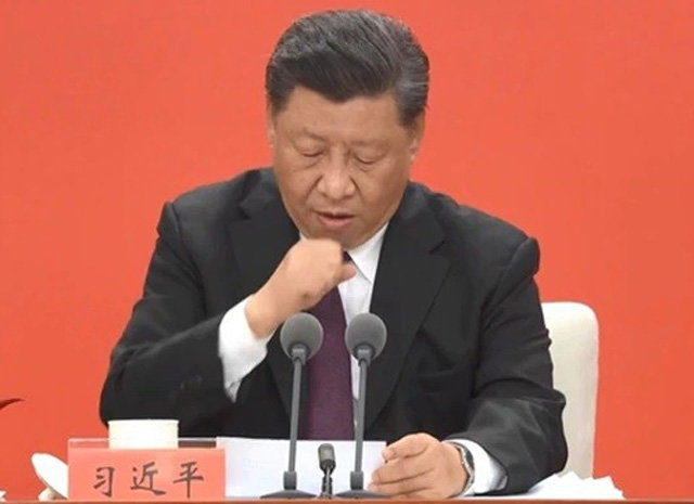 시진핑 국가주석이 14일 선전 특별경제구역 40주년 기념행사에서 발언 중 기침을 하고 있다. 중국중앙(CC)TV 캡처