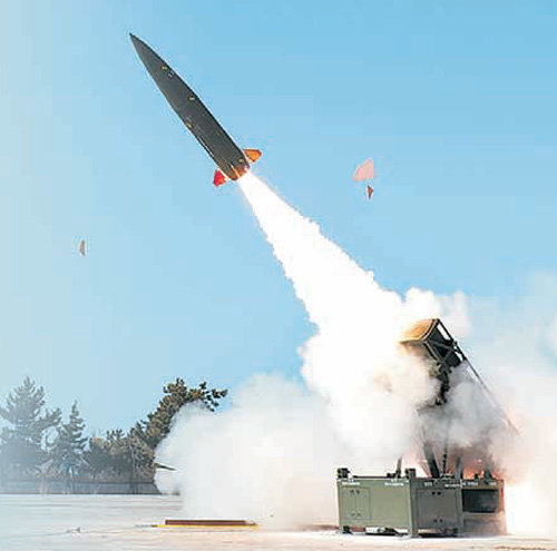 우리 군이 개발 중인 한국형 전술지대지미사일(KTSSM) 시험 발사 모습. 북한 장사정포에 대응할 핵심 전력으로 기술 개발을 마쳤지만 현재 양산에 착수하지 못한 것으로 밝혀졌다. 사진 출처 국방과학연구소 홈페이지