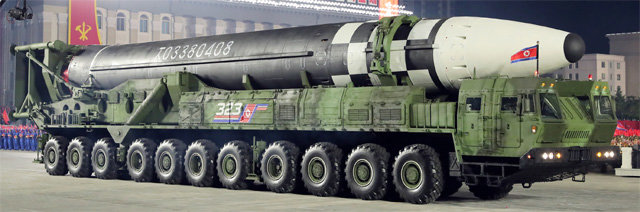 북한이 10일 당 창건 75주년을 맞아 진행한 열병식에서 공개된 신형 대륙간탄도미사일(ICBM)이 11축(바퀴 22개)이동식발사차량(TEL)에 실려 이동하고 있다. 노동신문 뉴스1