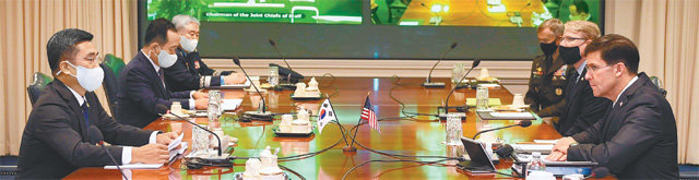 서욱 국방부 장관(왼쪽)이 14일(현지 시간) 미국 워싱턴 국방부 청사에서 열린 한미안보협의회의(SCM)에서 마크 에스퍼 미 국방장관(오른쪽)과 회담하고 있다. 국방부 제공