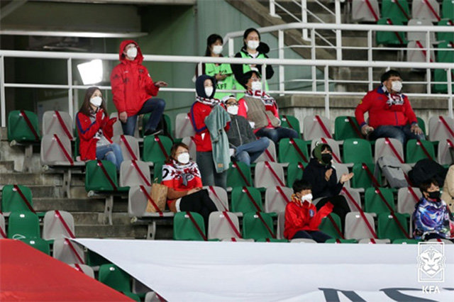 12일 경기 고양종합운동장에서 열린 축구 국가대표팀과 올림픽대표팀의 친선경기 2차전을 찾은 관중이 마스크를 쓴 채 경기를 보고 있다. 대한축구협회 제공