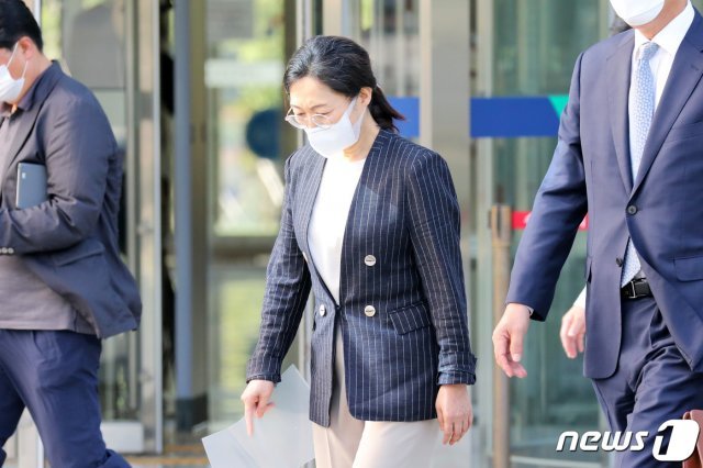 정치자금법 위반 혐의로 불구속 기소된 은수미 성남시장이 18일 오후 경기도 수원시 영통구 수원고등법원에서 열린 첫 파기환송심을 마치고 이동하고 있다. 2020.9.18/뉴스1 © News1