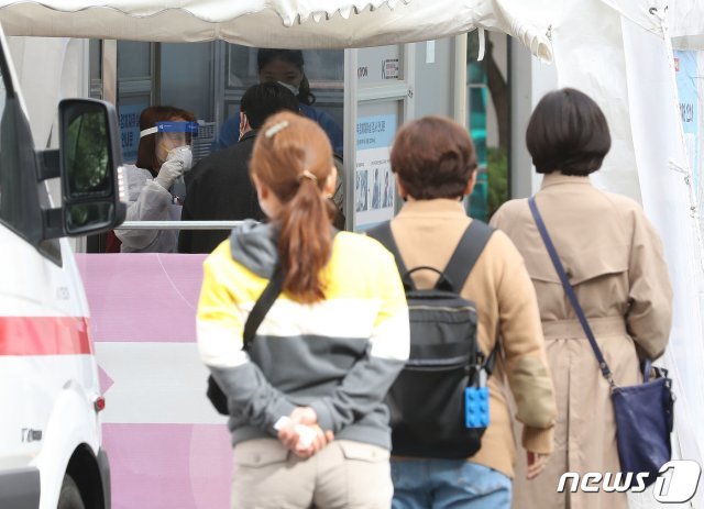 15일 오전 서울 중구 국립중앙의료원에 마련된 선별진료소에서 내원객들의 코로나19 검사를 기다리고 있다.  2020.10.15/뉴스1 © News1