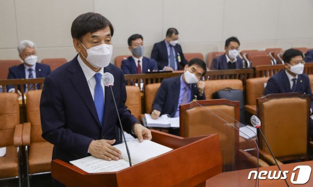 이주열 한국은행 총재가 16일 오전 서울 여의도 국회에서 열린 기획재정위원회의 한국은행에 대한 국정감사에서 업무보고를 하고 있다. 2020.10.16/뉴스1 © News1