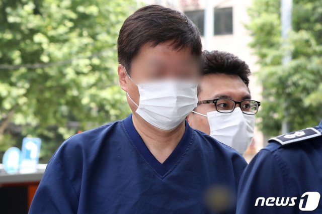 ‘라임자산운용(라임) 사태’ 핵심 인물 중 한 명인 코스닥 상장사 리드의 실사주 김정수 회장이 7월 8일 오전 서울 양천구 서울남부지방법원에서 열린 영장실질심사에 출석하고 있다. 2020.7.8/뉴스1 © News1 민경석 기자
