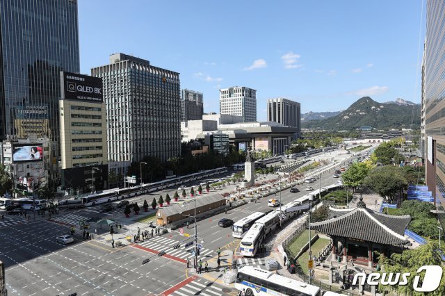 한글날인 9일 오후 서울 세종대로 광화문광장 일대에 경찰 차벽이 설치돼 있다.  2020.10.9/뉴스1 © News1
