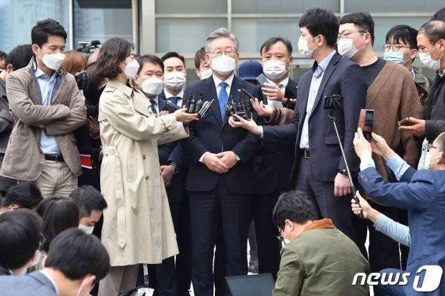 공직선거법 위반 등 혐의로 불구속기소돼 파기환송심서 무죄 선고를 받은 이재명 경기도지사가 16일 오전 경기도 수원시 영통구 수원고등법원에서 열린 파기환송심 선고 공판을 마치고 입장을 밝히고 있다. 2020.10.16/뉴스1 © News1
