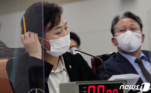 김현미 국토교통부 장관이 16일 정부세종청사에서 열린 국회 국토교통위원회의 국토교통부에 대한 국정감사에서 위원 질의를 듣고 있다. 2020.10.16/뉴스1 © News1