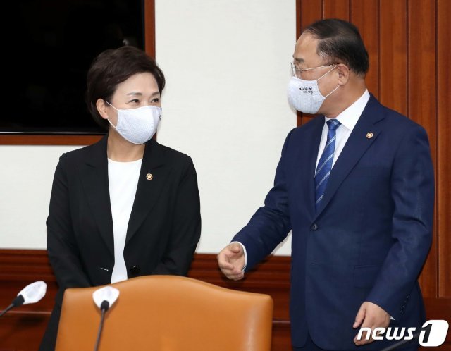 홍남기 경제부총리 겸 기획재정부 장관과 김현미 국토교통부 장관이 12일 서울 종로구 정부서울청사에서 열린 제2차 부동산시장 점검 관계장관회의에서 참석자들과 환담하고 있다. 2020.8.12/뉴스1 © News1