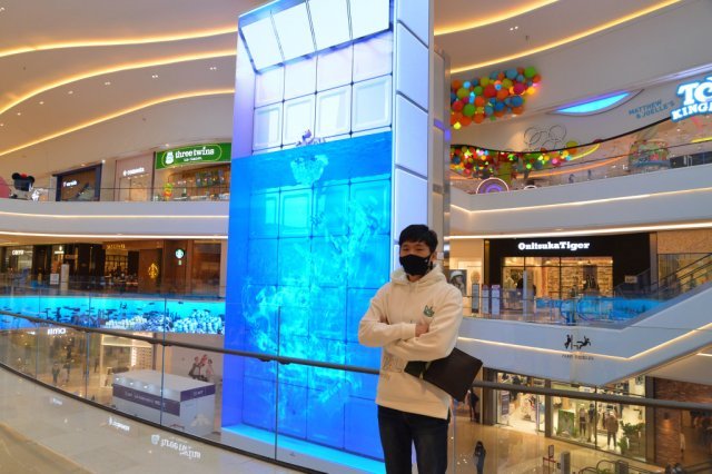 스타필드하남 대형 미디어타워 앞에 선 릭스스튜디오 김현준 대표