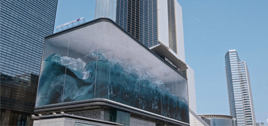 서울시 삼성동 코엑스 아티움 대형 LED 스크린에서 철썩이는 디스트릭트의 ‘WAVE’, 출처: 동아닷컴