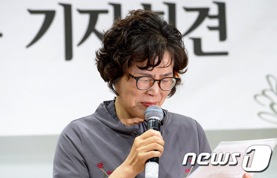 지난 2016년 7월서울 서초구 서울지방변호사회 지하1층 대회의실에서 열린 ‘김홍영 검사의 죽음에 관한 진상규명과 책임자 처벌을 촉구’하는 기자회견에 참석한 故 김 검사 어머니가 눈물을 흘리고 있다… 2016.7.5/뉴스1 © News1