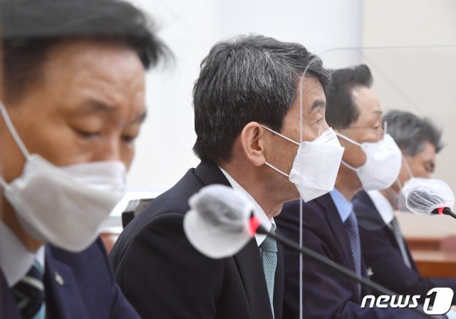 이계문 서민금융진흥원 원장(왼쪽부터), 이동걸 한국산업은행 회장, 윤대희 신용보증기금 이사장, 윤종원 중소기업은행은행장이 16일 오전 서울 여의도 국회에서 열린 정무위원회의 신용보증기금, 한국산업은행, 중소기업은행, 서민금융진흥원에 대한 국정감사에서 의원들의 질의를 듣고 있다. 2020.10.16/뉴스1 © News1