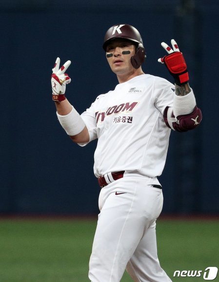 16일 오후 서울 구로구 고척스카이돔에서 열린 ‘2020 프로야구 신한은행 SOL KBO리그’ 두산 베어스와 키움 히어로즈의 경기 7회말 1사 1,2루상황에서 2타점 2루타를 친 키움 박병호가 기뻐하고 있다. 2020.10.16/뉴스1 © News1