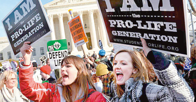 2016년 11월 미국 워싱턴 연방대법원 앞에서 복음주의자들이 ‘생명을 지켜라’ 등의 팻말을 들고 낙태 반대 집회를 열었다. 당시 이들은 5개월 전 대법원이 텍사스주의 낙태금지법에 위헌 결정을 내리자 이에 반발해 행동에 나섰다. 워싱턴=AP 뉴시스