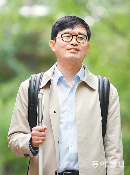 김동현 씨가 14일 시각장애인용 흰 지팡이를 들고 있다. 8년 전 시력을 잃은 김 씨는 변호사로 활동하다 판사 임용을 앞두고 있다. 최혁중 기자 sajinman@donga.com