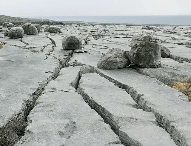 아일랜드 골웨이만 남서쪽으로 넓게 펼쳐진 석회암 지역 버런은 유명한 관광지다. 삶의 터전에서 이국적 여행지로 변한 이곳에서 저자는 자연의 아름다움에 관한 클리셰를 남발하기보다 그것을 보러 몰려든 사람들의 풍경을 묘사한다. ⓒBurren and Cliffs of Mother UNESCO Global Geopark