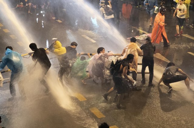 16일 태국 수도 방콕에서 경찰이 반정부 시위대를 강제 해산 시키기위해 물대포를 발사하고 있다.＜AP뉴시스＞